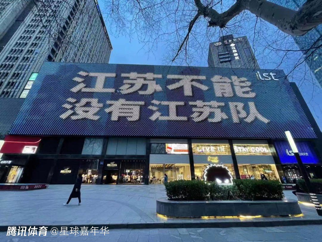 德甲将成为自由球员最贵阵:罗伊斯、胡梅尔斯在列德国转会市场网列出德甲今夏将成为自由球员的最贵阵容，罗伊斯、胡梅尔斯、沃尔夫三位多特球员在列，这套阵容总身价8650万欧。